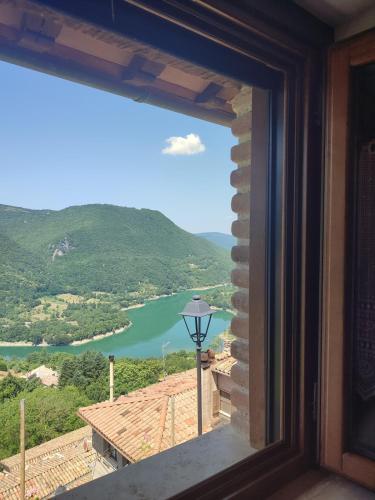 Skats, Casale in pietra sul Lago del Turano - C'era una volta un asino in Castel Di Tora
