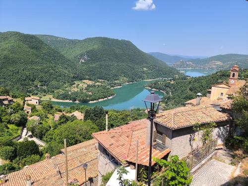 Skats, Casale in pietra sul Lago del Turano - C'era una volta un asino in Castel Di Tora