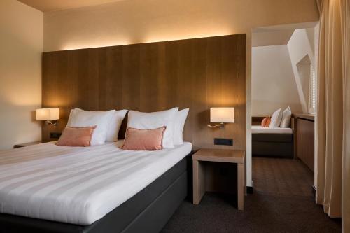 4 twin beds