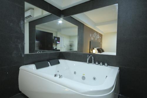 ห้องน้ำ, Hotel Solec in ชิคลาโย