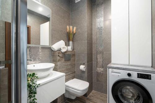 Spacious Apartment with a Balcony and Parking by Noclegi Renters - image 3