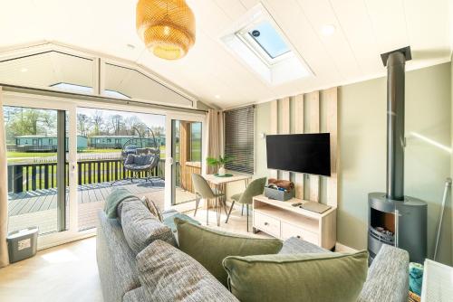 Koplietošanas atpūtas telpa ar TV, Luxury Glamping "The Snug" - 1 Bedroom in Erdislanda