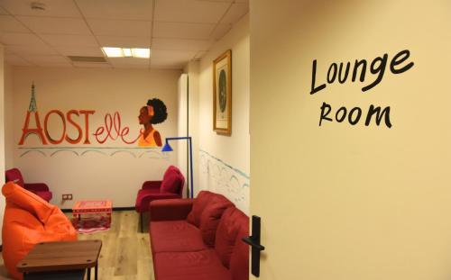Shared lounge/TV area, Hostelle - women only hostel Paris in 19th - Buttes-Chaumont