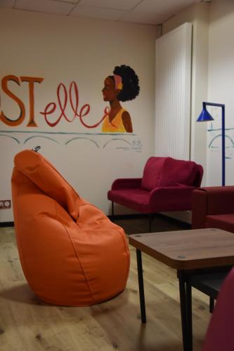 Shared lounge/TV area, Hostelle - women only hostel Paris in 19th - Buttes-Chaumont