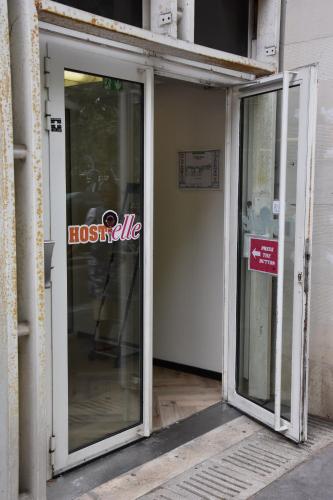 Entrance, Hostelle - women only hostel Paris in 19th - Buttes-Chaumont