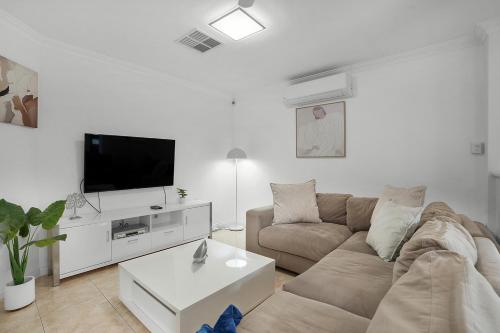 Walk to Vic Park Café Strip 3BR Close To CBD - image 3