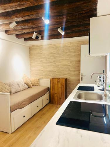 Studio 100m to Chatelet
