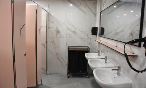 Shower, Hostelle - women only hostel Paris in 19th - Buttes-Chaumont