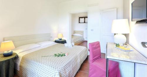 1 queen bed, 1 twin bed