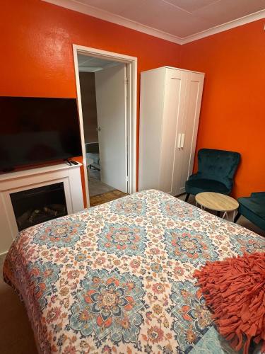 Cozy private Sleep Go Room with a private toilet - NO shower - Free Parking - image 3