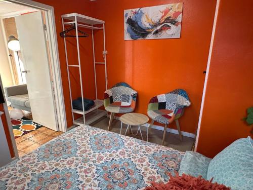 Cozy private Sleep Go Room with a private toilet - NO shower - Free Parking - image 5