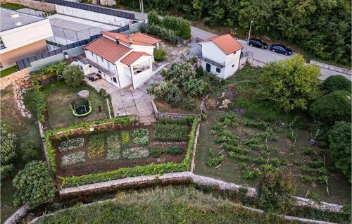 Viesnīcas āriene, Amazing Home In Grubine With Wifi in Šumet