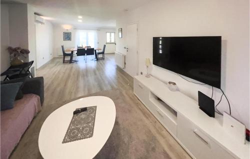 Amazing Home In Grubine With Wifi in Šumet