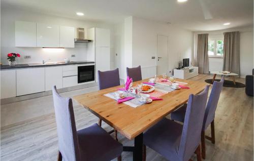 virtuve, Amazing Home In Grubine With Wifi in Šumet