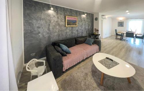 Amazing Home In Grubine With Wifi in Šumet