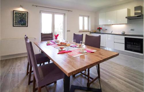 virtuve, Amazing Home In Grubine With Wifi in Šumet