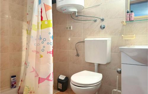 Vannas istaba, 1 Bedroom Lovely Home In Korusce in Dugobabe