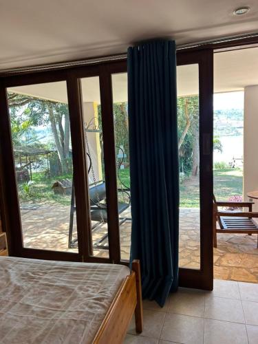 hodel's palm beach retreat in Est