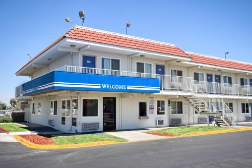 入口, 弗雷斯諾- 布萊克斯通南6號汽車旅館 (Motel 6-Fresno, CA - Blackstone South) in 弗雷斯諾 (CA)