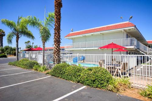 Photo - Motel 6-Fresno, CA - Blackstone South