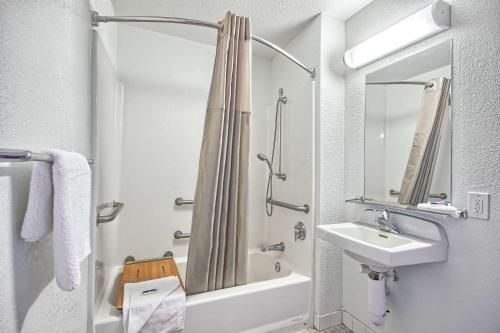 Bridgeview Hotel – Fresno, CA