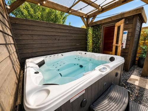  Cozy wellness cabin with home cinema and private jacuzzi ,sauna and garden between Amsterdam Haarlem and Schiphol Airport in Vijfhuizen