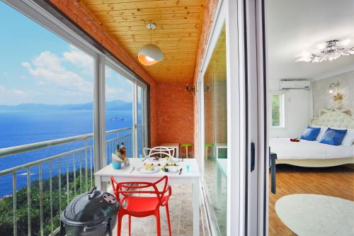 Montmartre Stop at Montmartre to discover the wonders of Namhae-gun. The property offers guests a range of services and amenities designed to provide comfort and convenience. Service-minded staff will welcome an