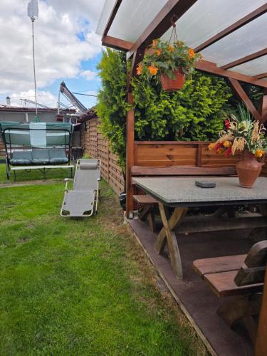 Сад, Cottage całoroczne Jacuzzi (Cottage caloroczne Jacuzzi) in Зблєво