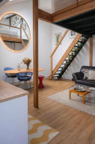 Apartment with rooftop views - image 4
