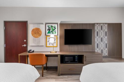 1 king bed, 1 double bed