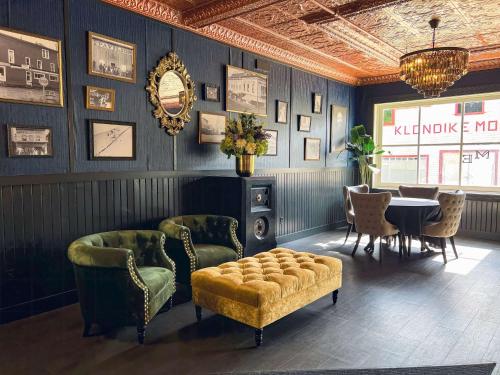 ردهة, Midnight Sun, a Coast Hotel in Dawson City