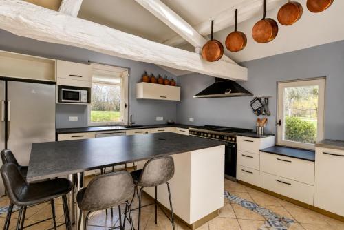 Manoir de Rousse 320 m2 en campagne Piscine Wifi Jardins in Meigne ciems
