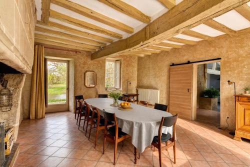 Manoir de Rousse 320 m2 en campagne Piscine Wifi Jardins in Meigne ciems