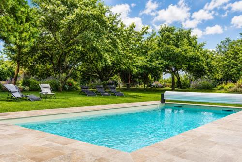 Manoir de Rousse 320 m2 en campagne Piscine Wifi Jardins in Meigne ciems