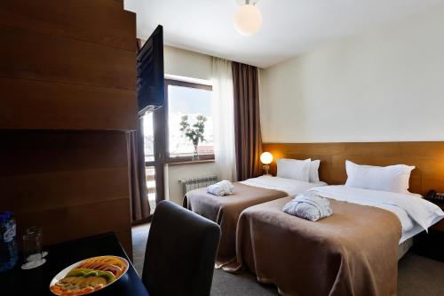 1 double bed, 2 twin beds