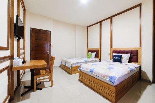 Urbanview Remington Hotel Palembang By RedDoorz - Tap to explore photos