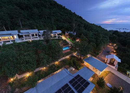 Greenery Hill 3