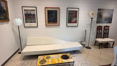 Appartement 61 metres carrés plus terrasse privée 85 mètres carrés donnant accés direct à la piscine