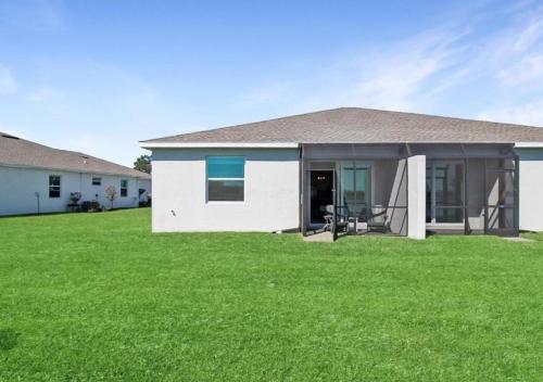 Stylish lakefront villa with all of the amenities - Near Beaches - Hibiscus Haven in Grove City (FL)