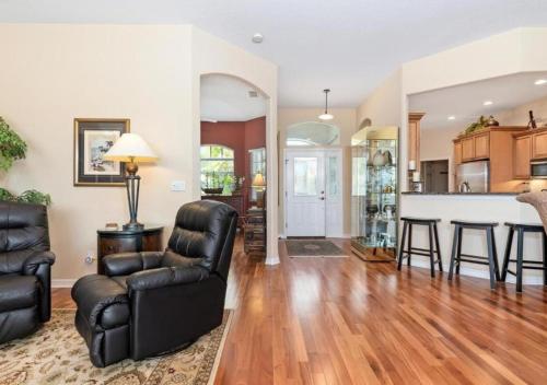 Stylish lakefront villa with all of the amenities - Near Beaches - Hibiscus Haven in Grove City (FL)