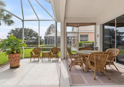 Stylish lakefront villa with all of the amenities - Near Beaches - Hibiscus Haven in Grove City (FL)