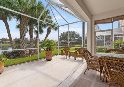 Stylish lakefront villa with all of the amenities - Near Beaches - Hibiscus Haven in Grove City (FL)