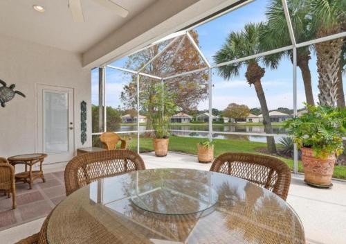 Stylish lakefront villa with all of the amenities - Near Beaches - Hibiscus Haven in Grove City (FL)