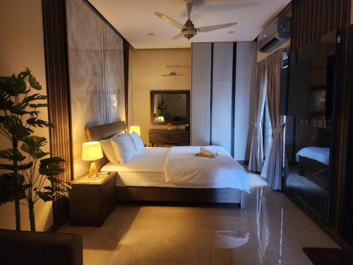 Cozy Studio Apt with UPS, across Giga mall, with Pool