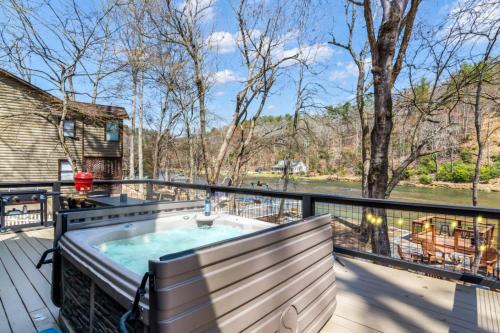 Riveredge Escape Cabin-Tubing, PlaySet, Resort in East Ellijay (GA)
