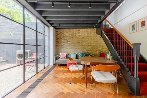 Industrial Chic 1BD House by Kings Cross, London