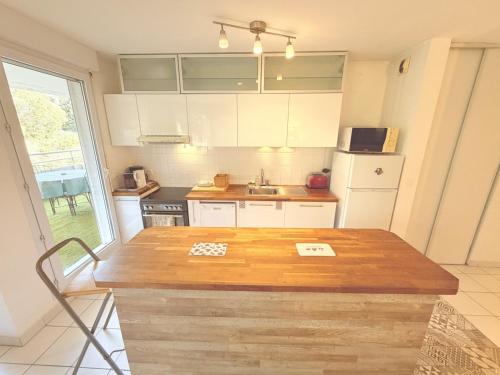 Kitchen, Soleil de Montpellier, Clim, Piscine et Pkg Prive in La Chamberte