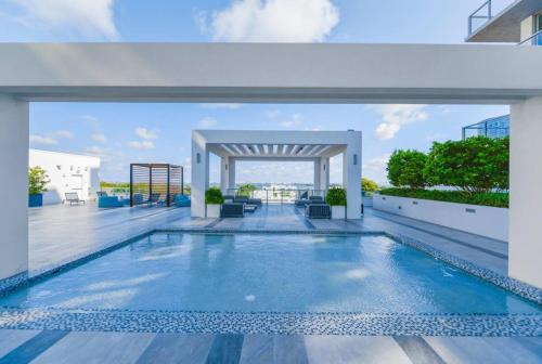 View, Spacious 2-Bedroom Apartment in Watson Island