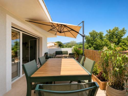 Facilities, 82m2 apartment 6 people terrace air conditioning parking in Cogolin