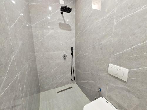 Modern City Center View Apartment in Durrës - image 2